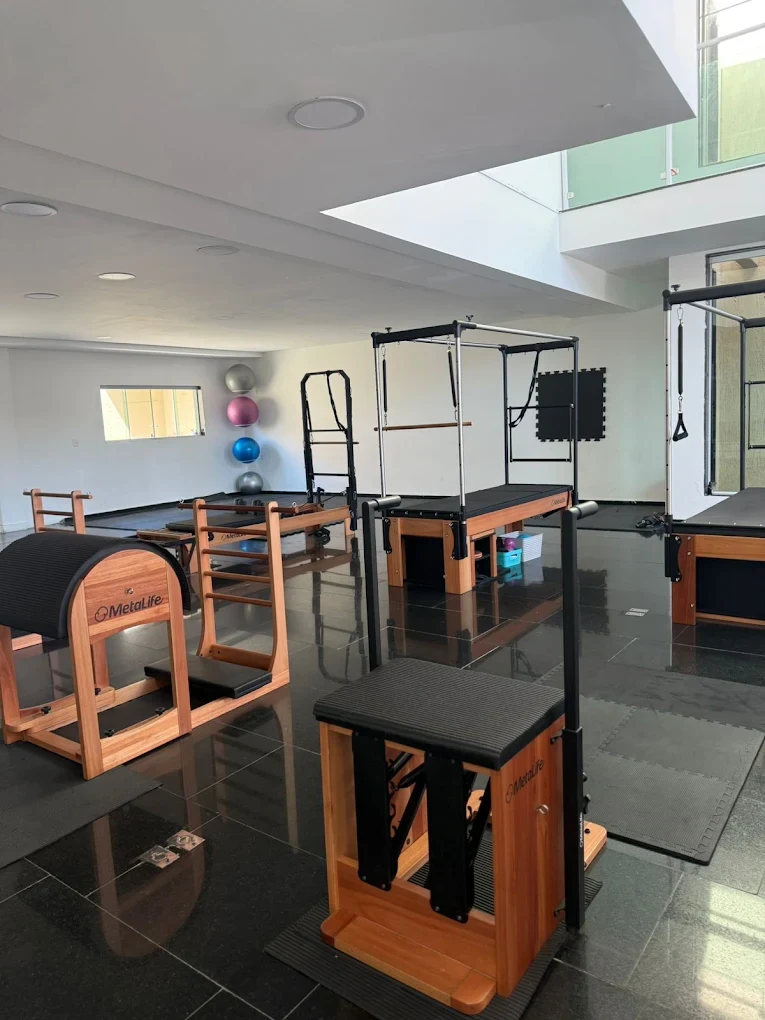 Área de prática com equipamentos de Pilates